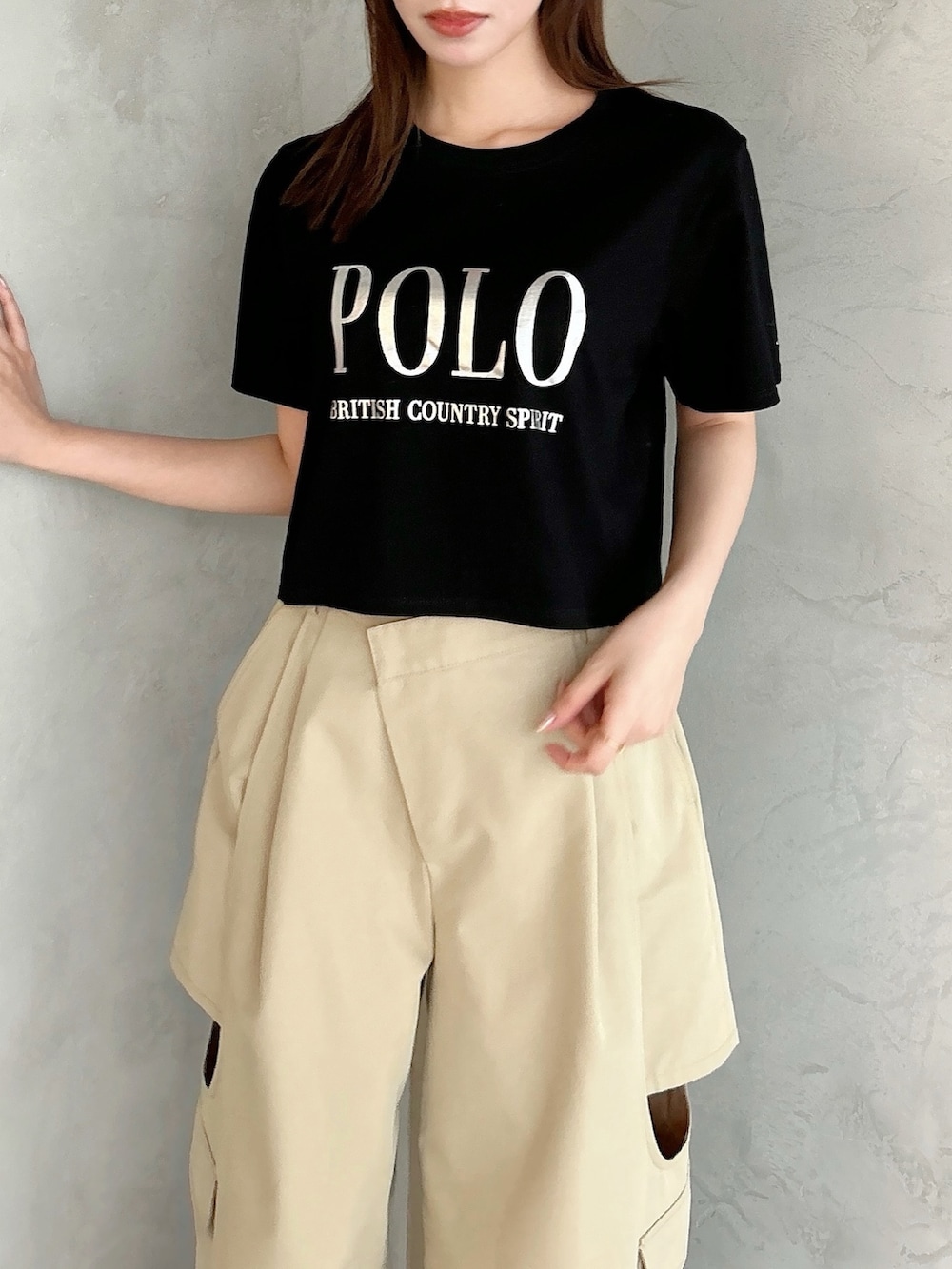 ベージュ系のチノパンツ、ブラック系のTシャツ/カットソー、ブラック系のTシャツ/カットソーを着用したレディースの春コーディネートの4枚目の写真