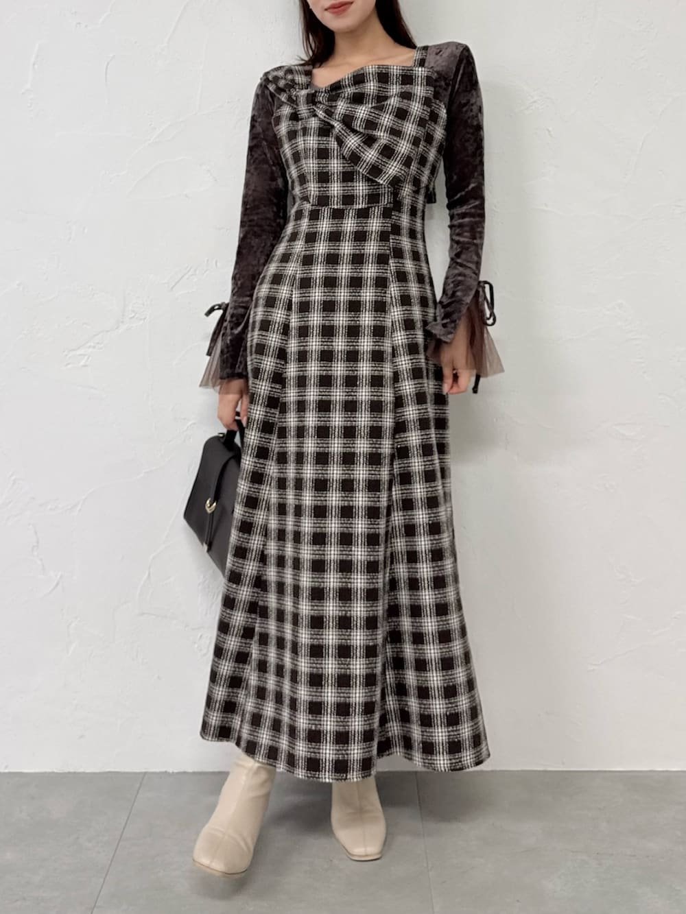 ブラウン系のワンピース、ブラウン系のTシャツ/カットソー、ホワイト系のブーツを着用したレディースの秋コーディネートの2枚目の写真