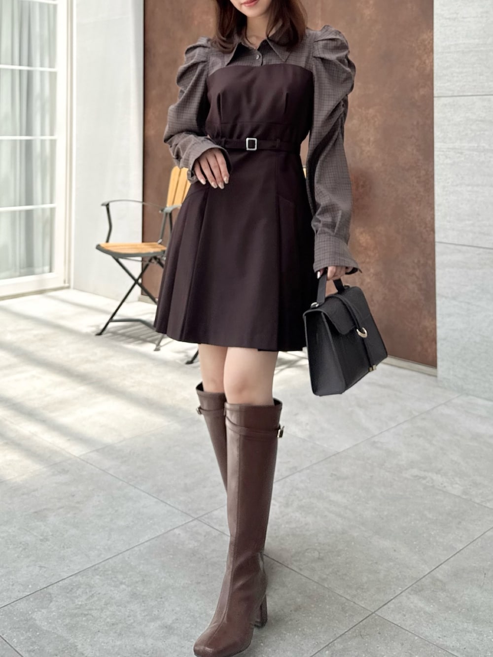 「dazzlinの長袖レイヤードシャツミニワンピース（ワンピース、ブラウン系）」を使った、mikiさん（レディース・153cm）の夏コーディネートの3枚目の写真