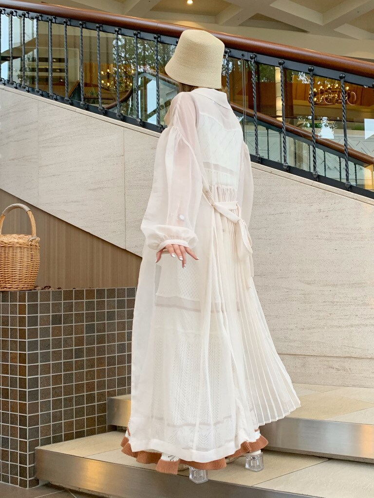 その他のサンダル、オレンジ系のワンピース、ホワイト系のシャツ/ブラウスを着用したレディースの春コーディネートの5枚目の写真