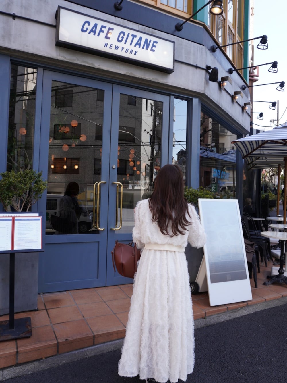 「カフェ、カフェコーデ、カフェスタイル、ホワイトコーデ、ホワイトコーディネート、ワントーンコーデ、ワントーンコーディネート、ワントーンコーデ 白」｜「dazzlinのエアリーレースシャーリングワンピース（ワンピース、ホワイト系）」を使った、mikiさん（レディース・153cm）の冬コーディネートの4枚目の写真