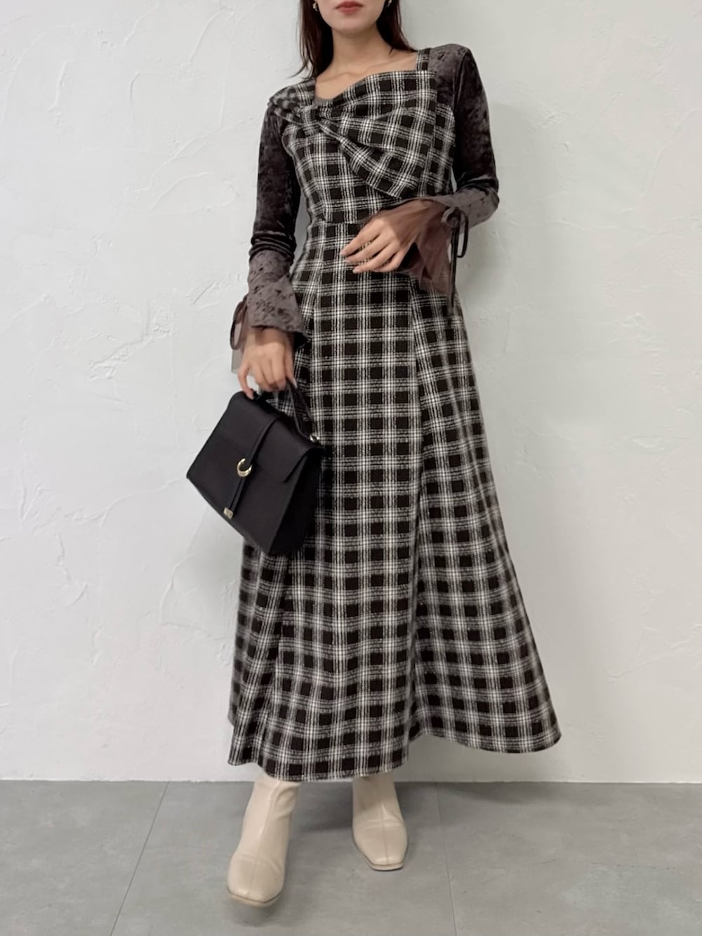 ブラウン系のワンピース、ブラウン系のTシャツ/カットソー、ホワイト系のブーツを着用したレディースの秋コーディネートの5枚目の写真