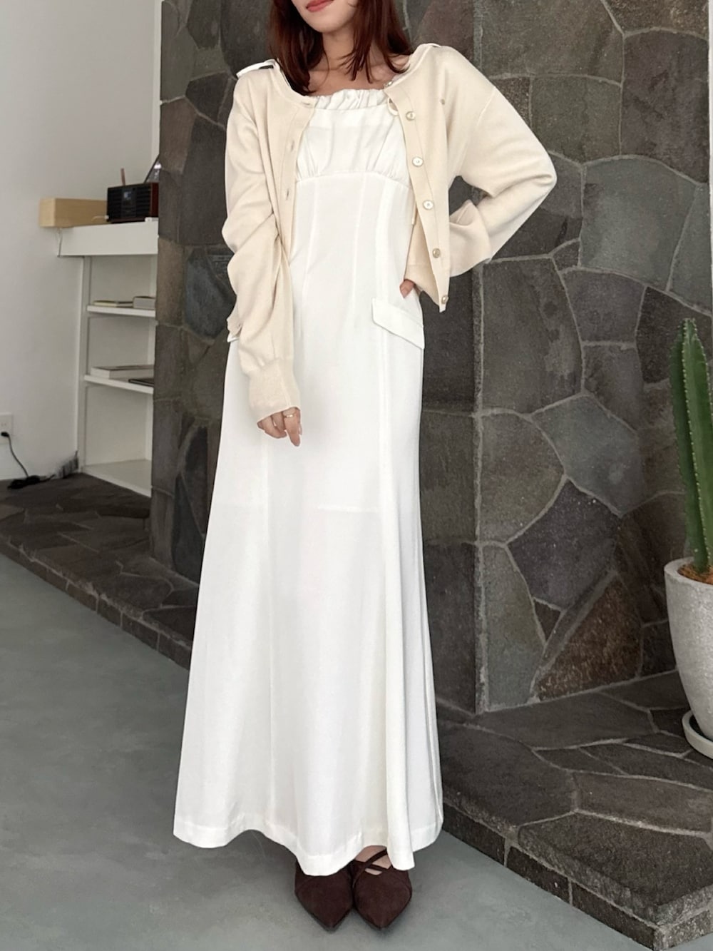 ホワイト系のワンピース、ホワイト系のカーディガン/ボレロを着用したレディースの夏コーディネートの9枚目の写真