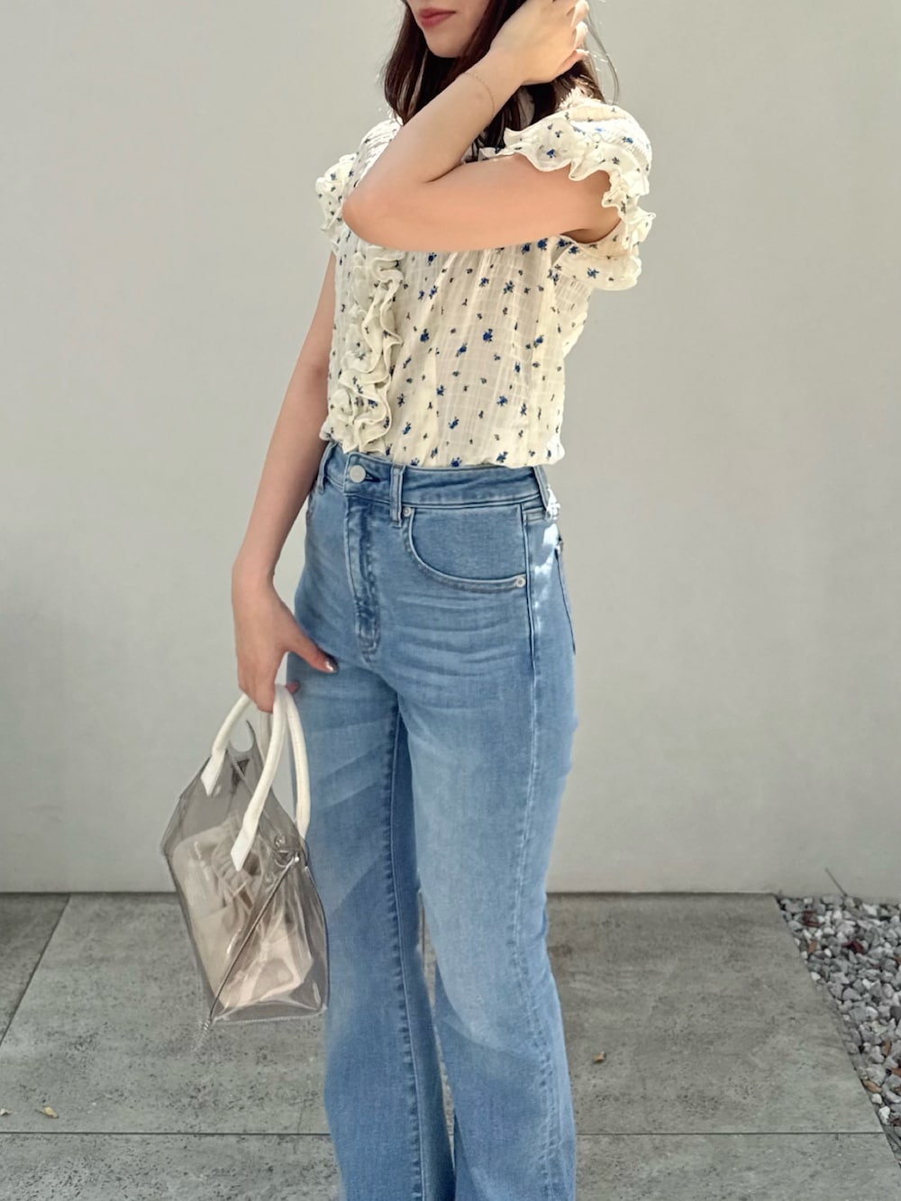 「デニム、デニムコーデ、ブラウス、ブラウス×デニム、ブラウスコーデ、花柄」｜「dazzlinの【吉田朱里】メイクアップフレアデニムパンツ（デニムパンツ、ブルー系）」を使った、mikiさん（レディース・153cm）の夏コーディネートの6枚目の写真