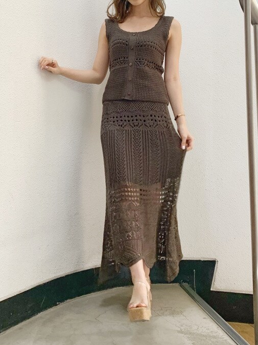 ブラウン系のスカート、その他のサンダル、ブラウン系のニット/セーターを着用したレディースの春コーディネートの2枚目の写真