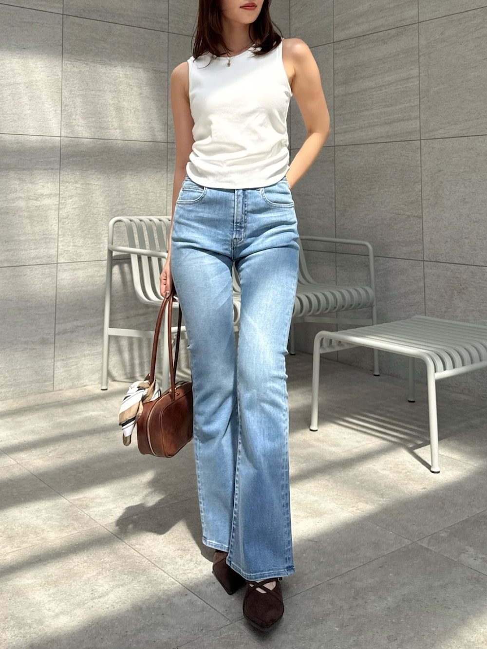 「デニム、タンク、タンクトップ、タンクトップコーデ、デニムパンツ、デニムコーデ」｜「dazzlinの【吉田朱里】メイクアップフレアデニムパンツ（デニムパンツ、ブルー系）」を使った、mikiさん（レディース・153cm）の夏コーディネートの2枚目の写真