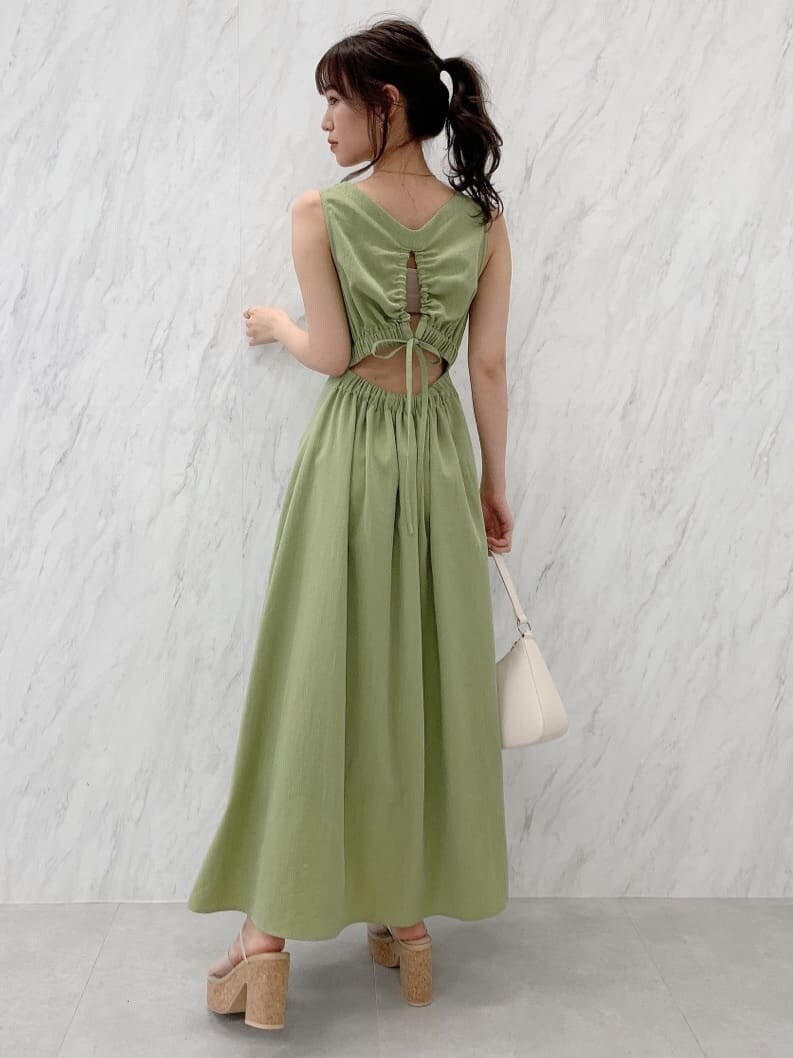 グリーン系のワンピース、その他のサンダルを着用したレディースの春コーディネートの3枚目の写真