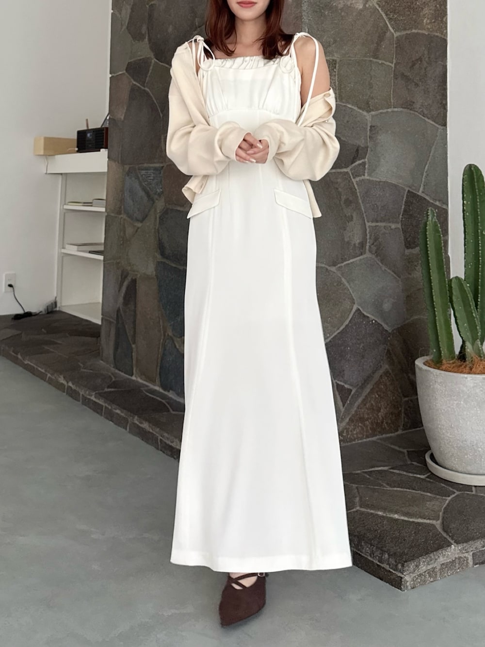 ホワイト系のワンピース、ホワイト系のカーディガン/ボレロを着用したレディースの夏コーディネートの2枚目の写真