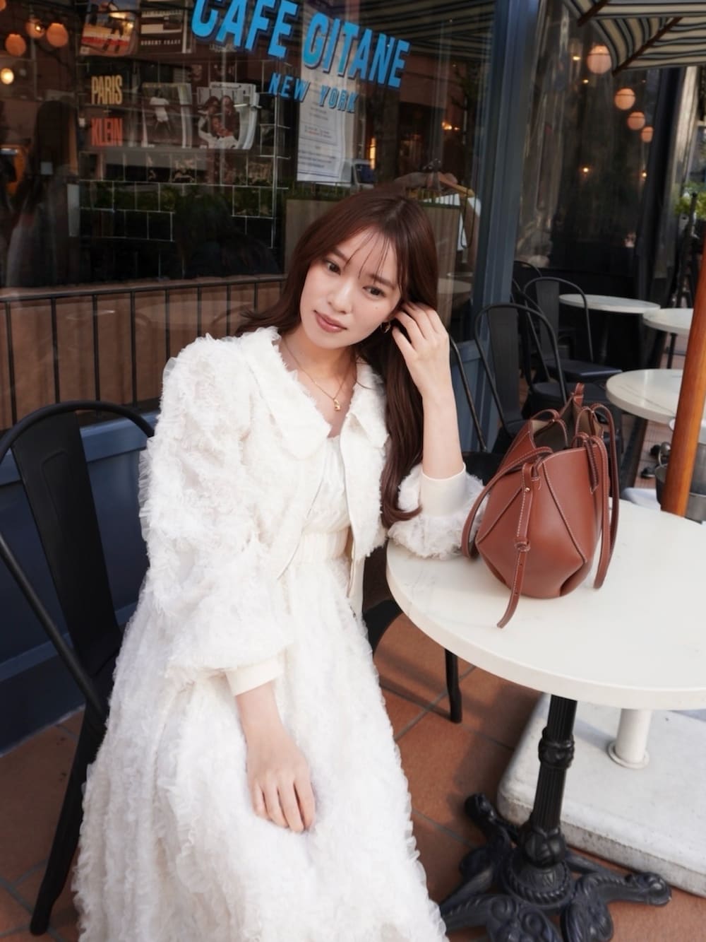 「カフェ、カフェコーデ、カフェスタイル、ホワイトコーデ、ホワイトコーディネート、ワントーンコーデ、ワントーンコーディネート、ワントーンコーデ 白」｜「dazzlinのエアリーレースシャーリングワンピース（ワンピース、ホワイト系）」を使った、mikiさん（レディース・153cm）の冬コーディネートの6枚目の写真