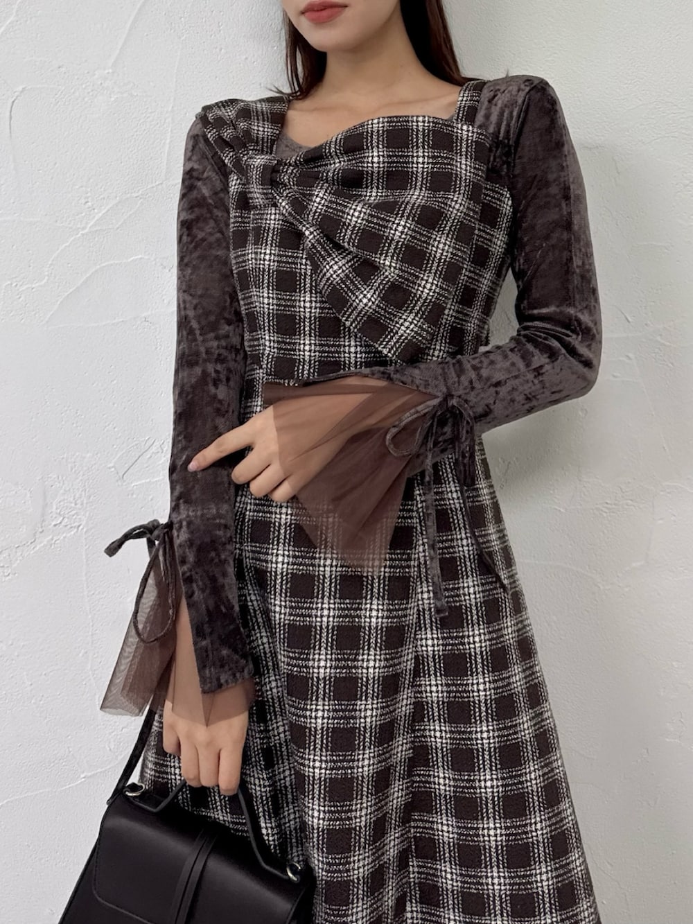 ブラウン系のワンピース、ブラウン系のTシャツ/カットソー、ホワイト系のブーツを着用したレディースの秋コーディネートの10枚目の写真