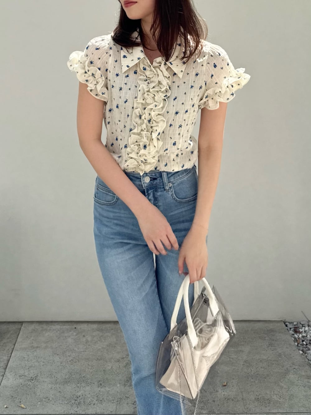 「デニム、デニムコーデ、ブラウス、ブラウス×デニム、ブラウスコーデ、花柄」｜「dazzlinの【吉田朱里】メイクアップフレアデニムパンツ（デニムパンツ、ブルー系）」を使った、mikiさん（レディース・153cm）の夏コーディネートの4枚目の写真