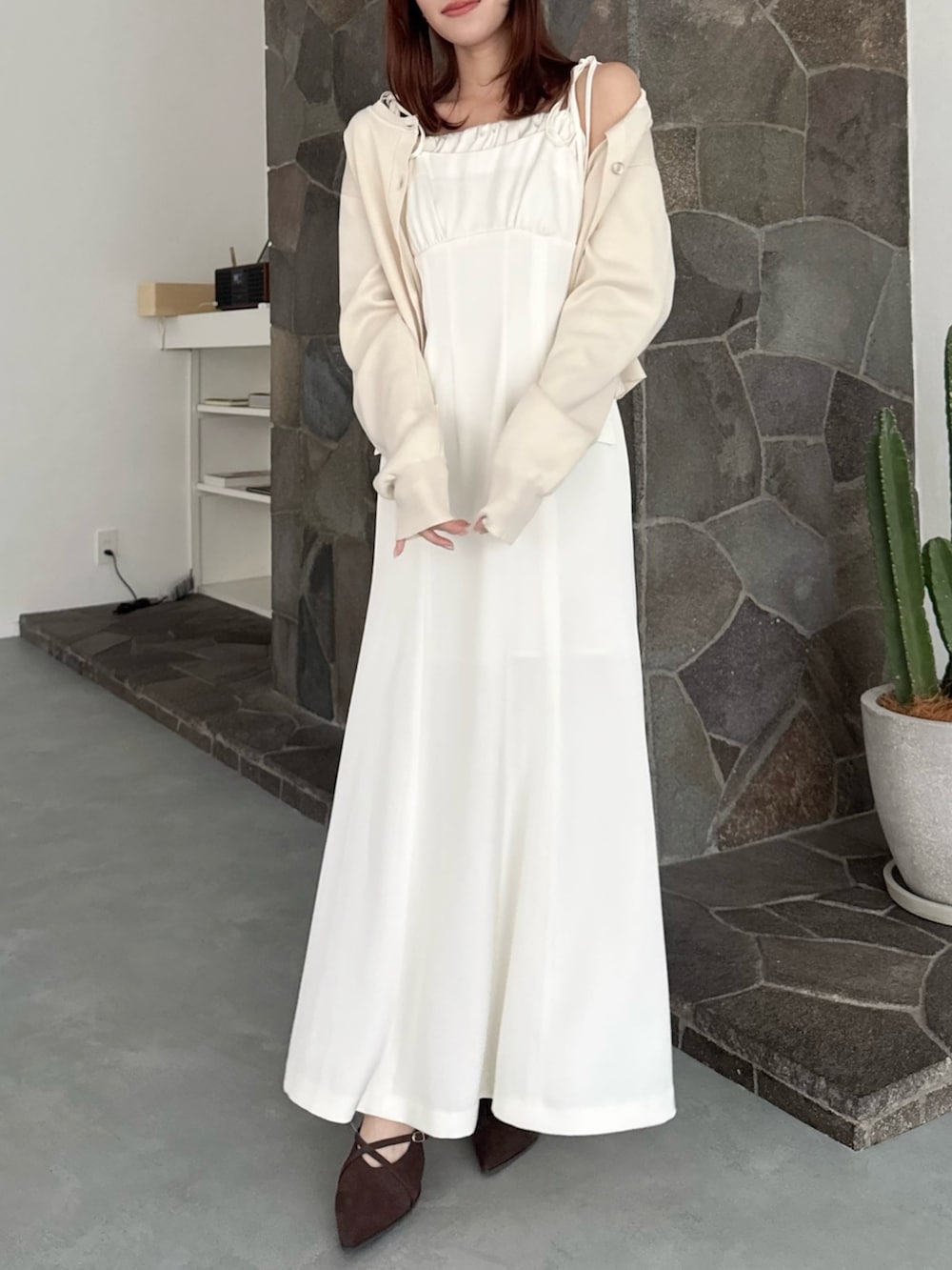 ホワイト系のワンピース、ホワイト系のカーディガン/ボレロを着用したレディースの夏コーディネートの3枚目の写真