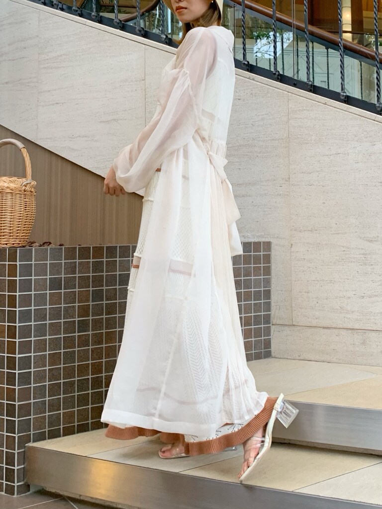 その他のサンダル、オレンジ系のワンピース、ホワイト系のシャツ/ブラウスを着用したレディースの春コーディネートの6枚目の写真