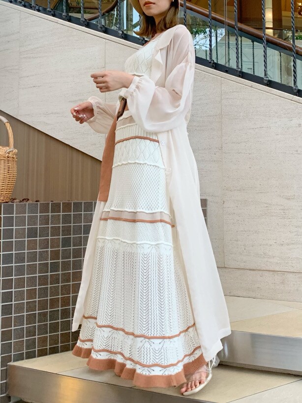 その他のサンダル、オレンジ系のワンピース、ホワイト系のシャツ/ブラウスを着用したレディースの春コーディネートの4枚目の写真