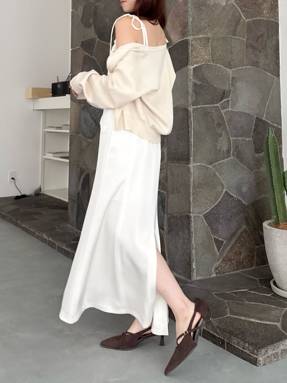 ホワイト系のワンピース、ホワイト系のカーディガン/ボレロを着用したレディースの夏コーディネートの6枚目の写真