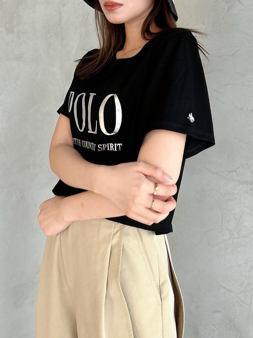 ベージュ系のチノパンツ、ブラック系のTシャツ/カットソー、ブラック系のTシャツ/カットソーを着用したレディースの春コーディネートの3枚目の写真