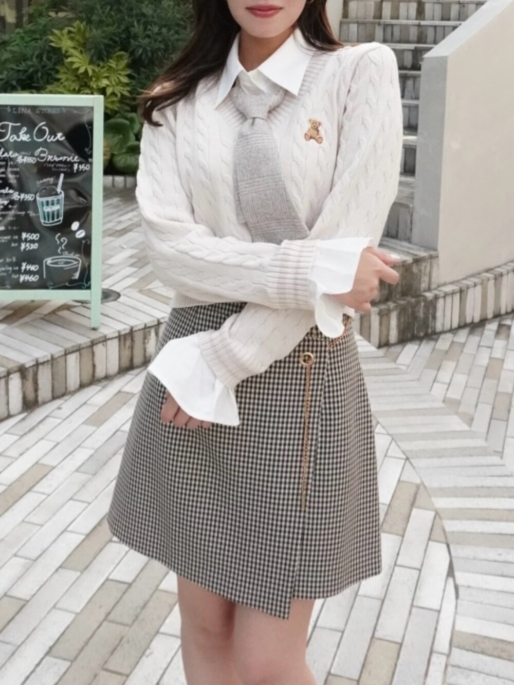 「くまニット、プレッピー、韓国ファッション、通学コーデ、通学スタイル、淡色コーデ、秋コーデ、秋服準備はじめました、デートコーデ、スクールガール、スクールコーデ、シャツスタイル」｜「dazzlinの【POLO BCS コラボ】シャツドッキングケーブルニットトップス（ニット/セーター、ホワイト系）」を使った、mikiさん（レディース・153cm）の秋コーディネートの5枚目の写真