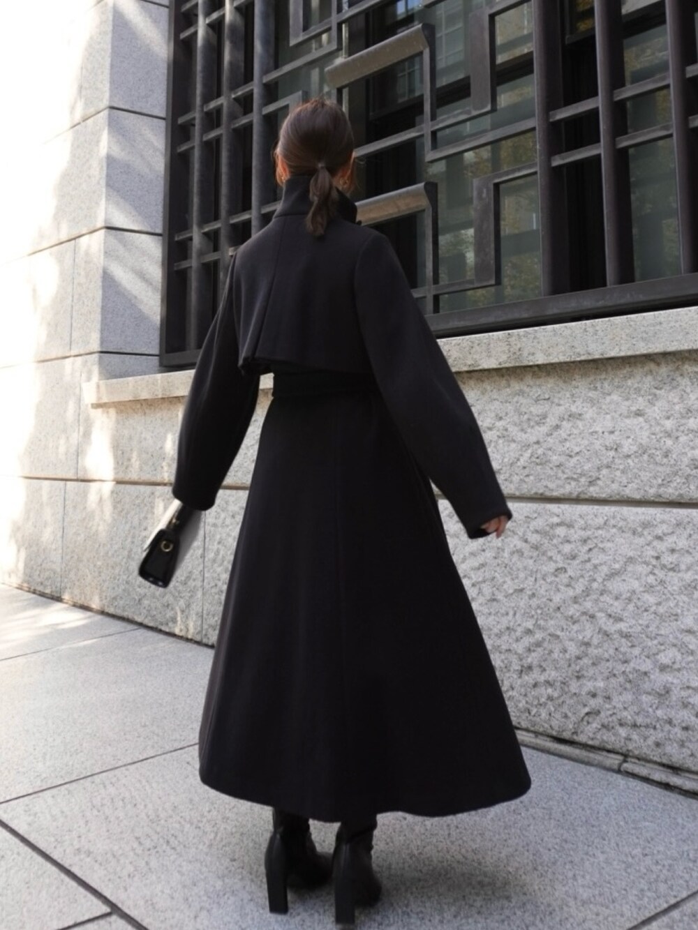 「ブラックコーデ、ブラック、ロングコート、ワントーンコーデ、モノトーンコーデ、クリスマスに着たい服、オフィスコーデ、オフィススタイル、韓国ファッション、女子会、モノトーン」｜「dazzlinの2WAYカラーレディコート【スタンドカラー可】（その他アウター、ブラック系）」を使った、mikiさん（レディース・153cm）の冬コーディネートの4枚目の写真