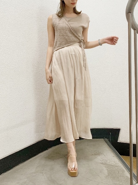 ベージュ系のスカート、その他のサンダル、ベージュ系のニット/セーターを着用したレディースの夏コーディネートの2枚目の写真