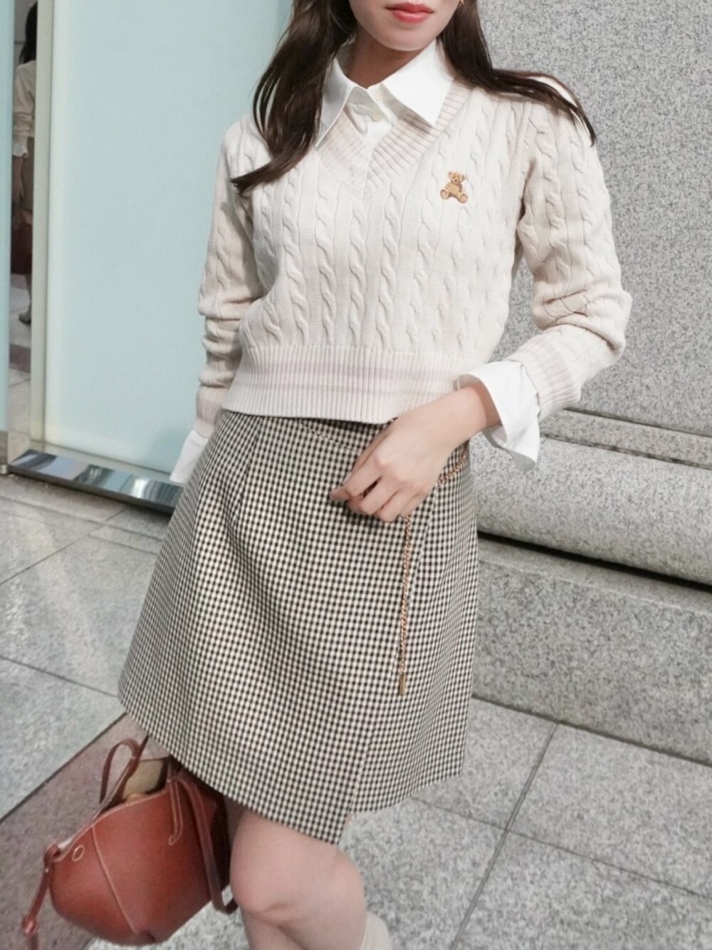 「くまニット、プレッピー、韓国ファッション、通学コーデ、通学スタイル、淡色コーデ、秋コーデ、秋服準備はじめました、デートコーデ、スクールガール、スクールコーデ、シャツスタイル」｜「dazzlinの【POLO BCS コラボ】シャツドッキングケーブルニットトップス（ニット/セーター、ホワイト系）」を使った、mikiさん（レディース・153cm）の秋コーディネートの8枚目の写真