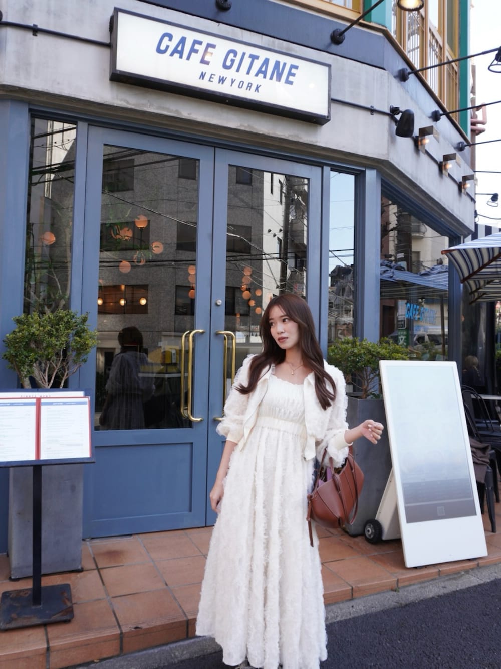 「カフェ、カフェコーデ、カフェスタイル、ホワイトコーデ、ホワイトコーディネート、ワントーンコーデ、ワントーンコーディネート、ワントーンコーデ 白」｜「dazzlinのエアリーレースシャーリングワンピース（ワンピース、ホワイト系）」を使った、mikiさん（レディース・153cm）の冬コーディネートの3枚目の写真