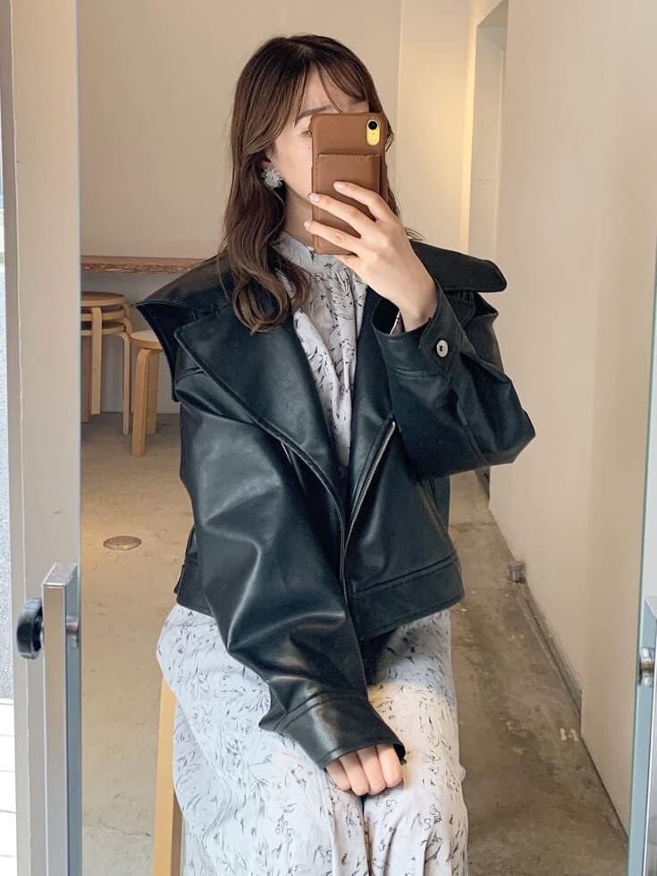 「dazzlinのビッグカラーライダースジャケット（ライダースジャケット、ブラック系）」を使った、mikiさん（レディース・153cm）の冬コーディネートの3枚目の写真
