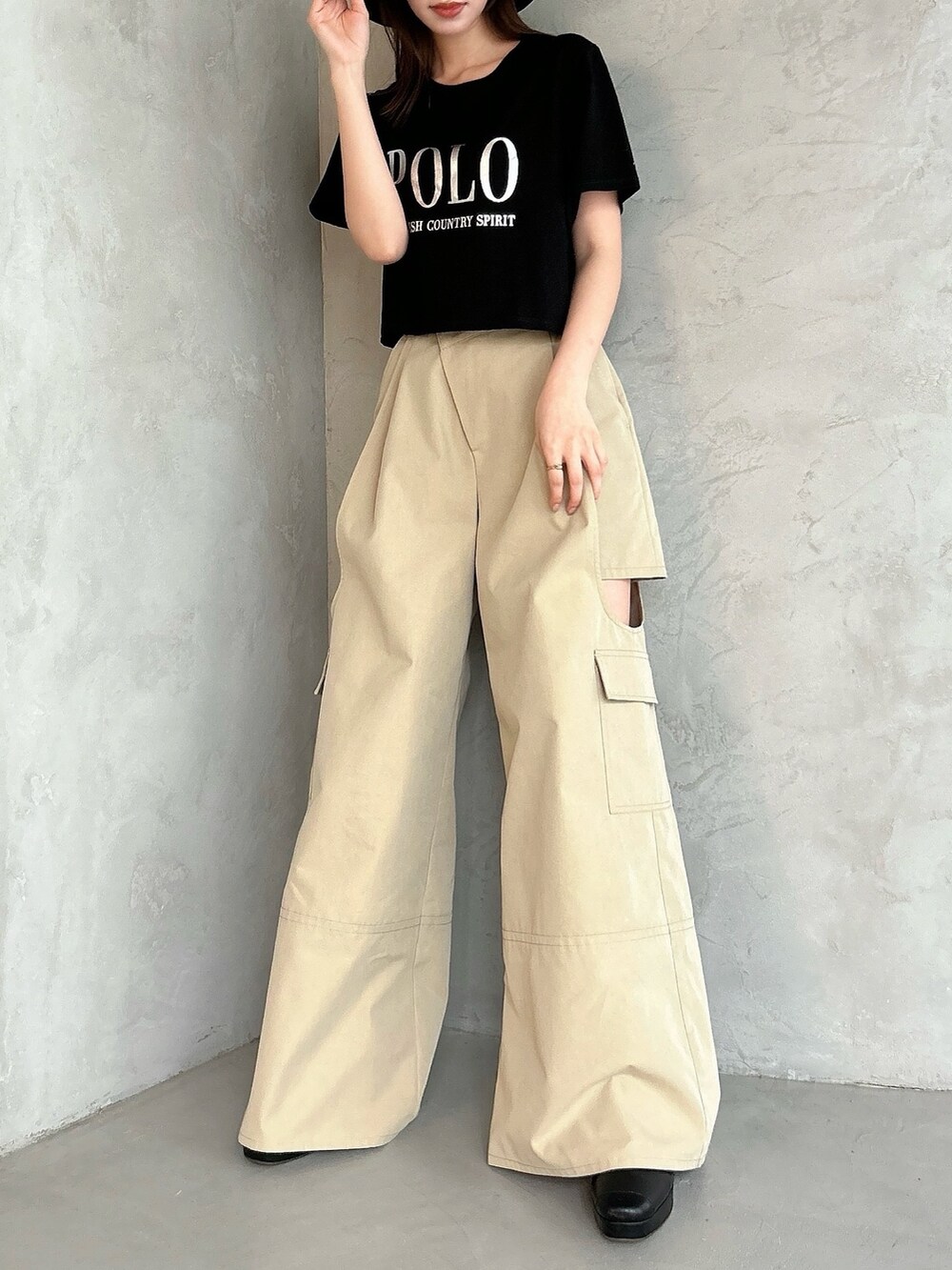 ベージュ系のチノパンツ、ブラック系のTシャツ/カットソー、ブラック系のTシャツ/カットソーを着用したレディースの春コーディネートの5枚目の写真