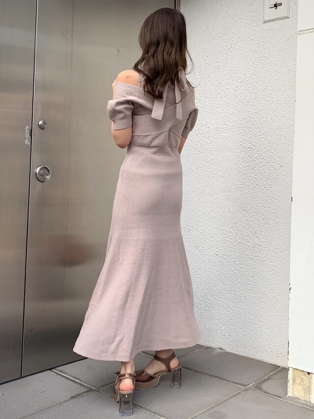 ピンク系のワンピース、ベージュ系のトレンチコート、ブラウン系のサンダルを着用したレディースの春コーディネートの6枚目の写真