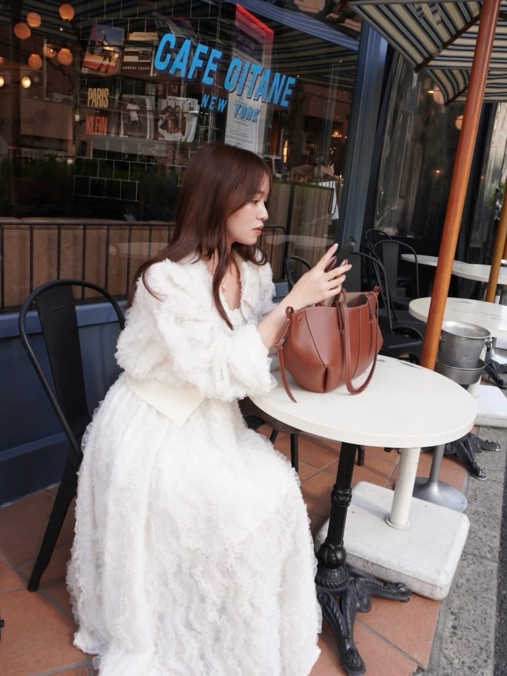 「カフェ、カフェコーデ、カフェスタイル、ホワイトコーデ、ホワイトコーディネート、ワントーンコーデ、ワントーンコーディネート、ワントーンコーデ 白」｜「dazzlinのエアリーレースシャーリングワンピース（ワンピース、ホワイト系）」を使った、mikiさん（レディース・153cm）の冬コーディネートの5枚目の写真