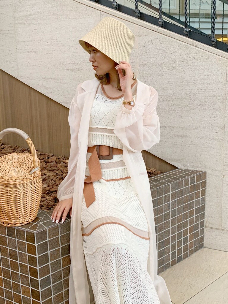 その他のサンダル、オレンジ系のワンピース、ホワイト系のシャツ/ブラウスを着用したレディースの春コーディネートの2枚目の写真