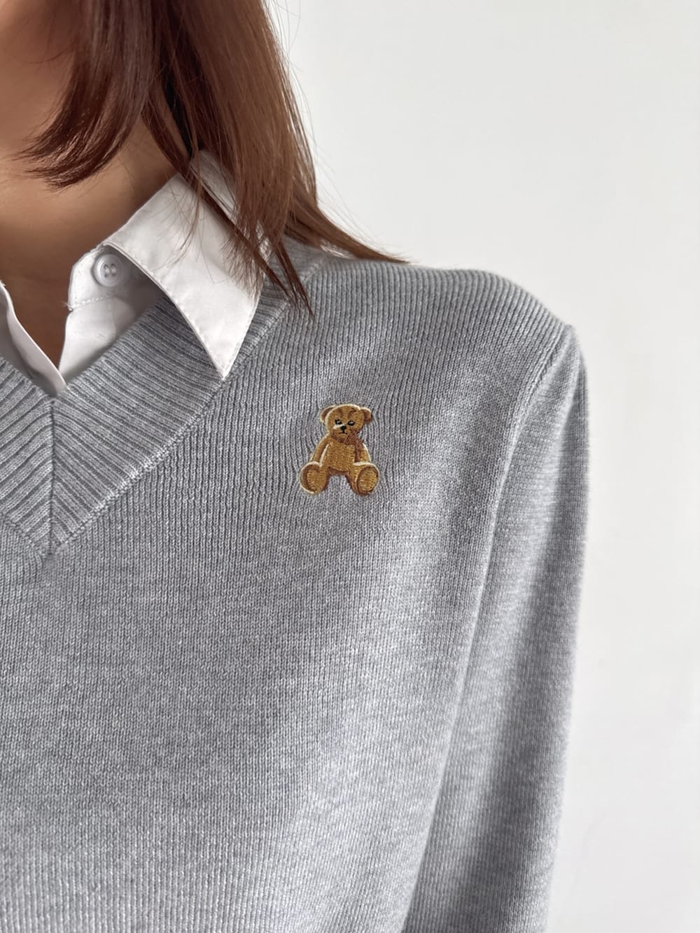 グレー系のニット/セーター、パープル系のスカートを着用したレディースの秋コーディネートの10枚目の写真