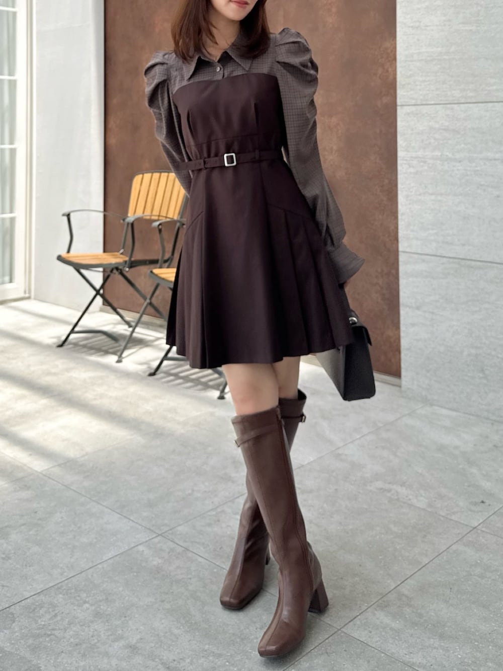 「dazzlinの長袖レイヤードシャツミニワンピース（ワンピース、ブラウン系）」を使った、mikiさん（レディース・153cm）の夏コーディネートの5枚目の写真