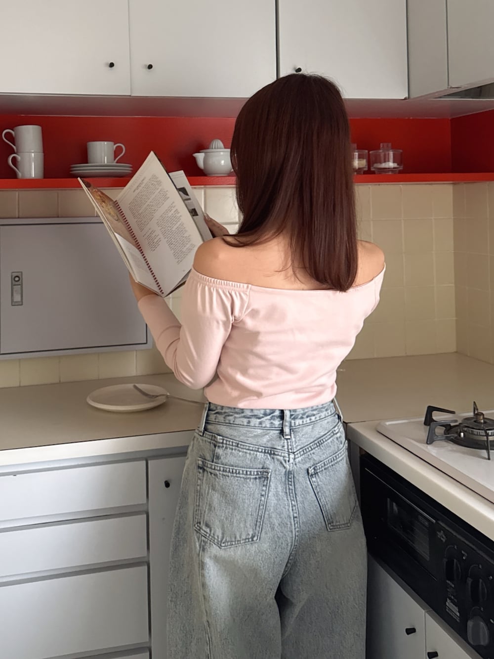 ブルー系のデニムパンツ、ピンク系のインナーウェア/肌着を着用したレディースの秋コーディネートの5枚目の写真