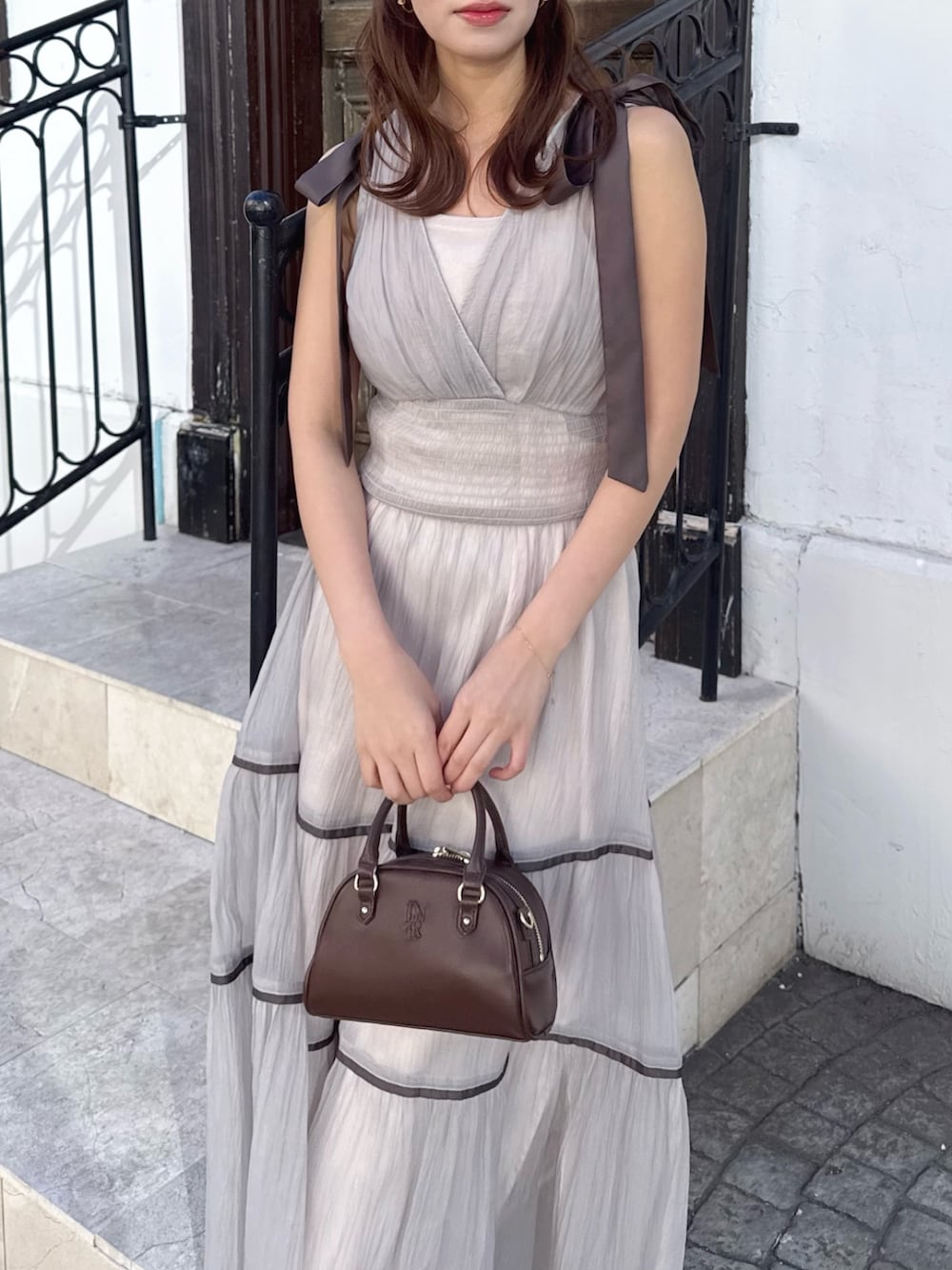 ベージュ系のワンピースを着用したレディースの春コーディネートの5枚目の写真