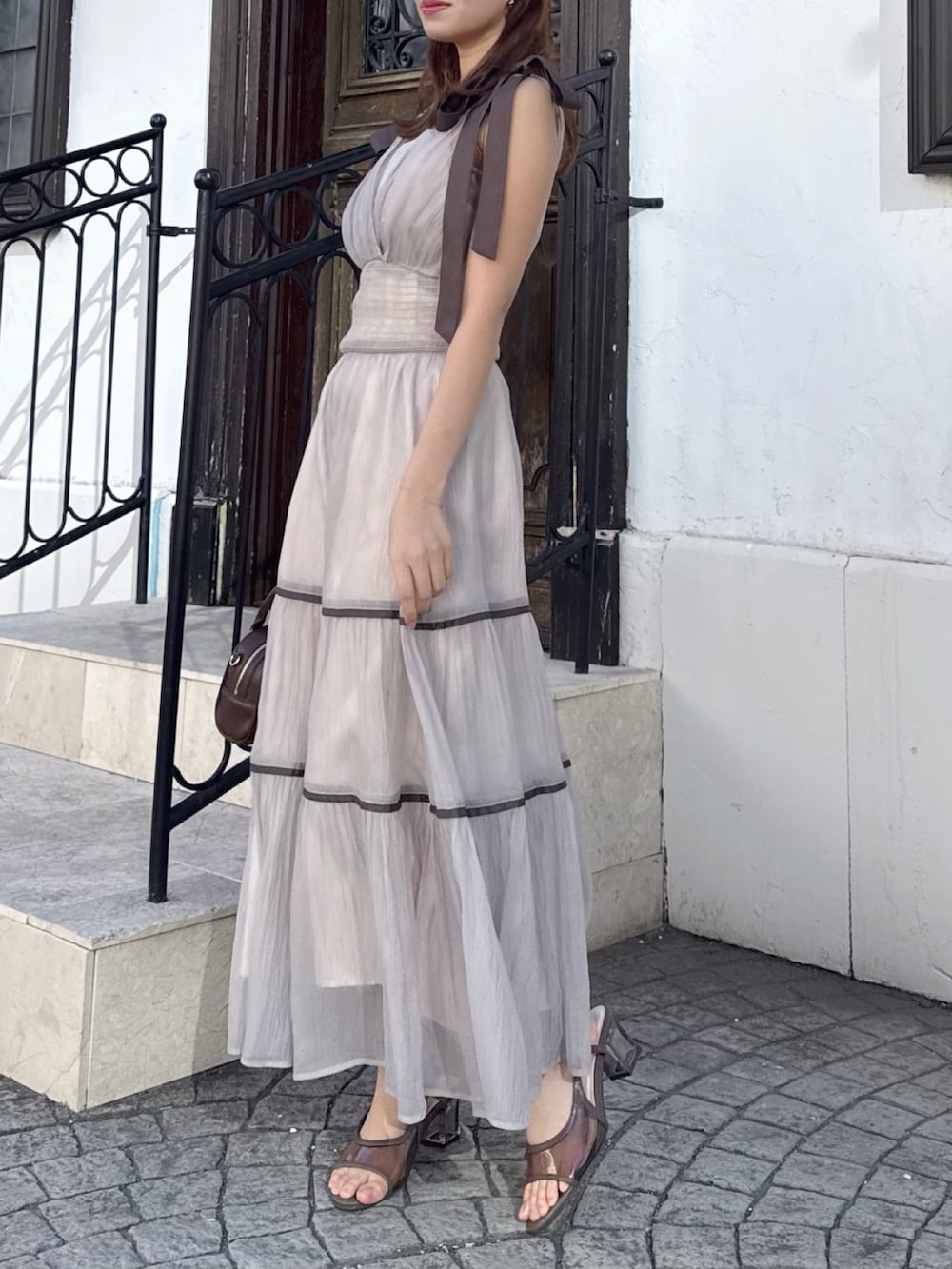 ベージュ系のワンピースを着用したレディースの春コーディネートの3枚目の写真