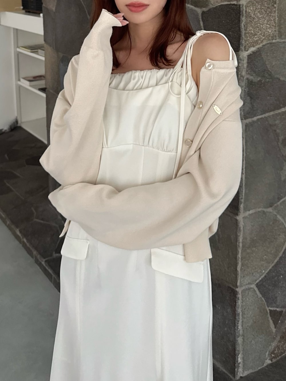 ホワイト系のワンピース、ホワイト系のカーディガン/ボレロを着用したレディースの夏コーディネートの8枚目の写真