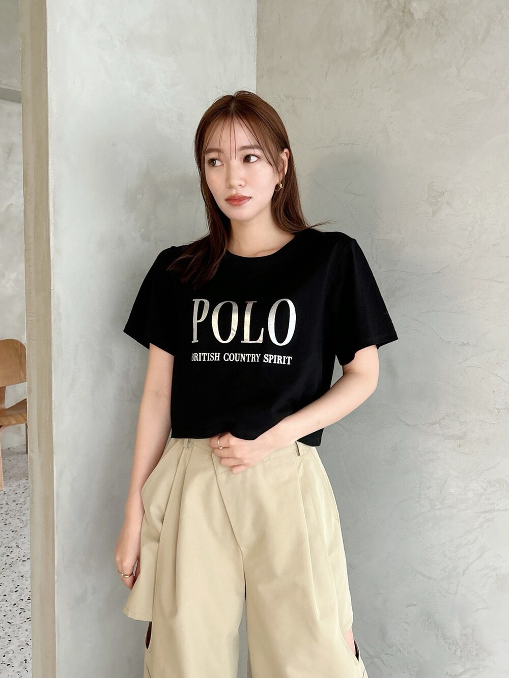 ベージュ系のチノパンツ、ブラック系のTシャツ/カットソー、ブラック系のTシャツ/カットソーを着用したレディースの春コーディネートの2枚目の写真