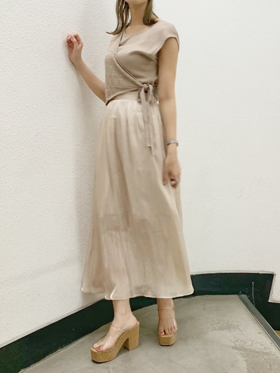 ベージュ系のスカート、その他のサンダル、ベージュ系のニット/セーターを着用したレディースの夏コーディネートの3枚目の写真