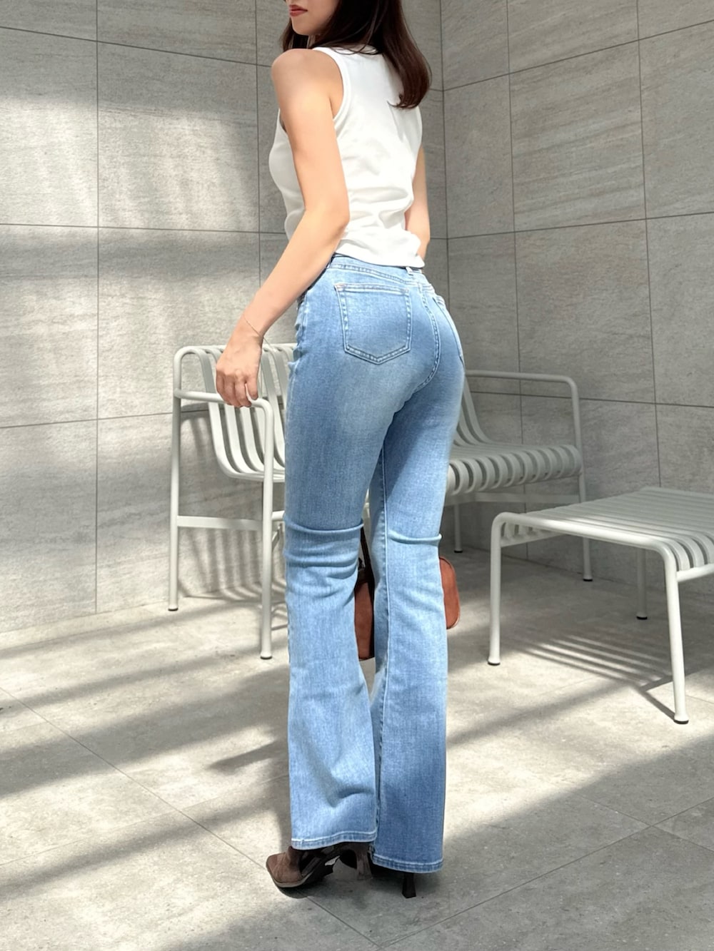 「デニム、タンク、タンクトップ、タンクトップコーデ、デニムパンツ、デニムコーデ」｜「dazzlinの【吉田朱里】メイクアップフレアデニムパンツ（デニムパンツ、ブルー系）」を使った、mikiさん（レディース・153cm）の夏コーディネートの5枚目の写真