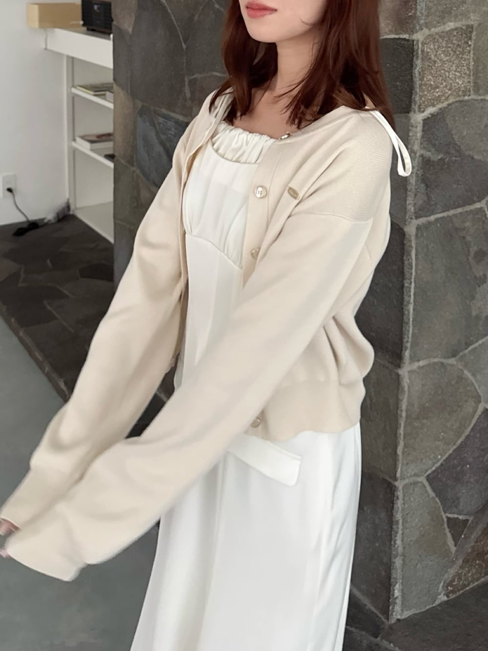 ホワイト系のワンピース、ホワイト系のカーディガン/ボレロを着用したレディースの夏コーディネートの7枚目の写真