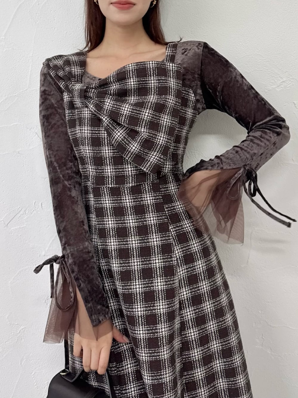 ブラウン系のワンピース、ブラウン系のTシャツ/カットソー、ホワイト系のブーツを着用したレディースの秋コーディネートの8枚目の写真