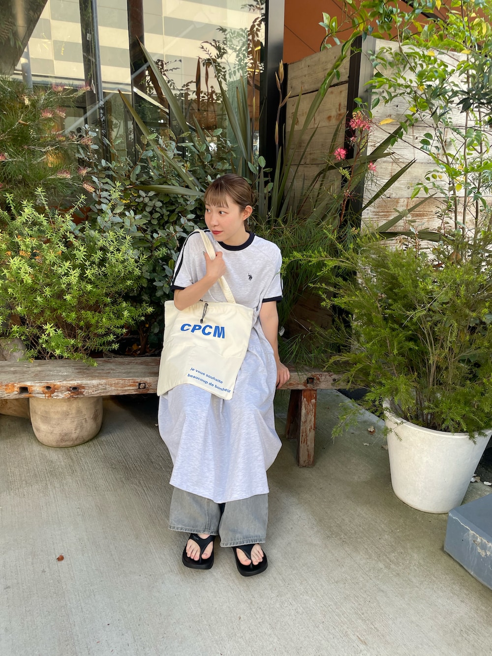 「初夏コーデ、おでかけコーデ、大人かわいい、ラフコーデ、シンプルコーデ、カジュアルコーデ、シティーガール、シティースタイル、ラクチンコーデ、CPCM、U.S.POLO ASSN.、ワンピースコーデ」｜「U.S. POLO ASSN.の天竺ワンピース（ワンピース、グレー系）」を使った、natyy162さん（レディース・162cm）の夏コーディネートの2枚目の写真