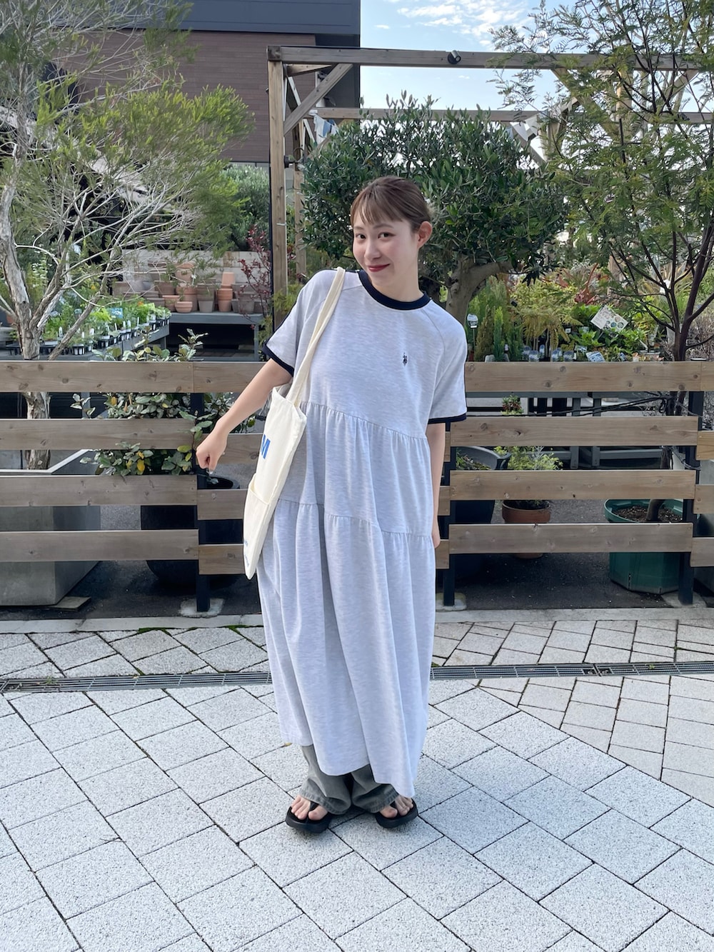 「初夏コーデ、おでかけコーデ、大人かわいい、ラフコーデ、シンプルコーデ、カジュアルコーデ、シティーガール、シティースタイル、ラクチンコーデ、CPCM、U.S.POLO ASSN.、ワンピースコーデ」｜「U.S. POLO ASSN.の天竺ワンピース（ワンピース、グレー系）」を使った、natyy162さん（レディース・162cm）の夏コーディネートの3枚目の写真