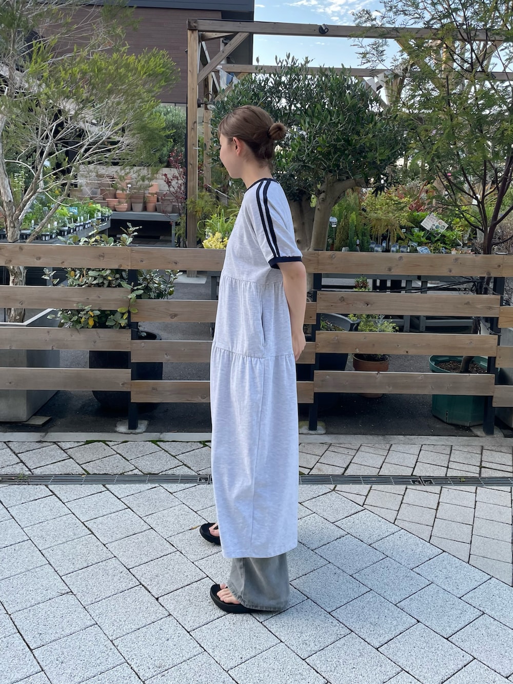 「初夏コーデ、おでかけコーデ、大人かわいい、ラフコーデ、シンプルコーデ、カジュアルコーデ、シティーガール、シティースタイル、ラクチンコーデ、CPCM、U.S.POLO ASSN.、ワンピースコーデ」｜「U.S. POLO ASSN.の天竺ワンピース（ワンピース、グレー系）」を使った、natyy162さん（レディース・162cm）の夏コーディネートの4枚目の写真