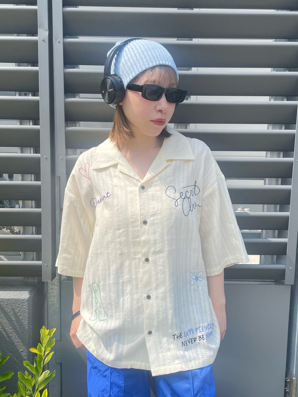 ホワイト系のシャツ/ブラウスを着用したレディースの夏コーディネートの3枚目の写真