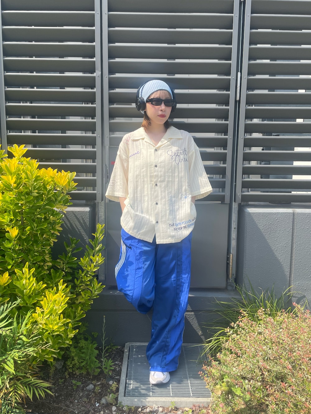 ホワイト系のシャツ/ブラウスを着用したレディースの夏コーディネートの2枚目の写真