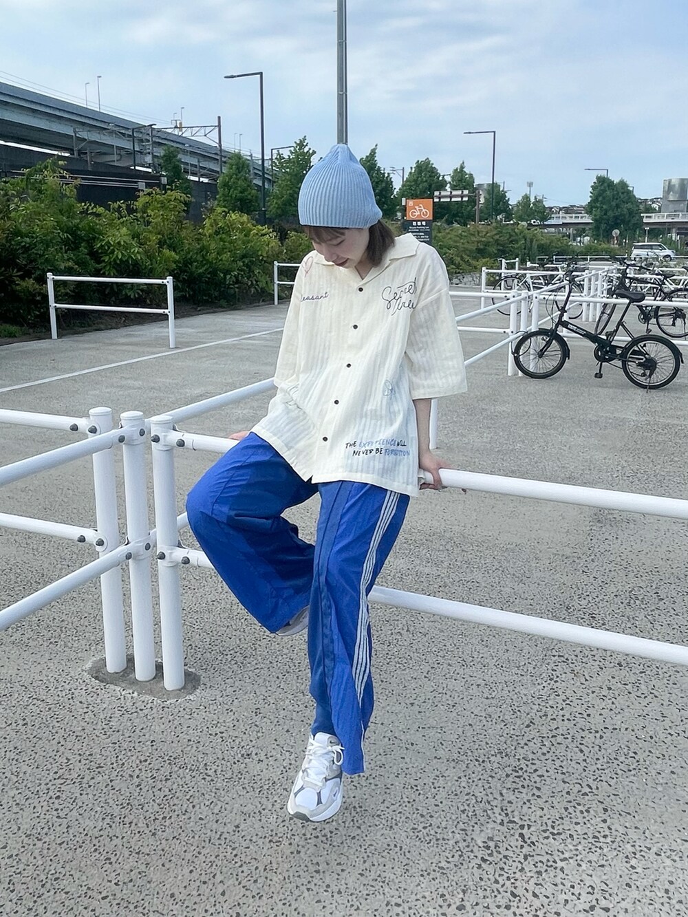 ホワイト系のシャツ/ブラウスを着用したレディースの夏コーディネートの4枚目の写真