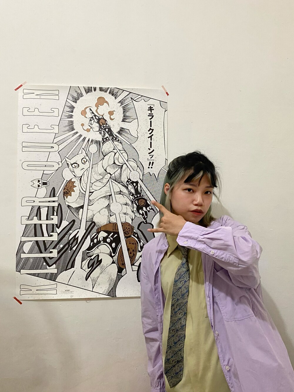 パープル系のシャツ/ブラウスを着用したレディースの秋コーディネートの2枚目の写真