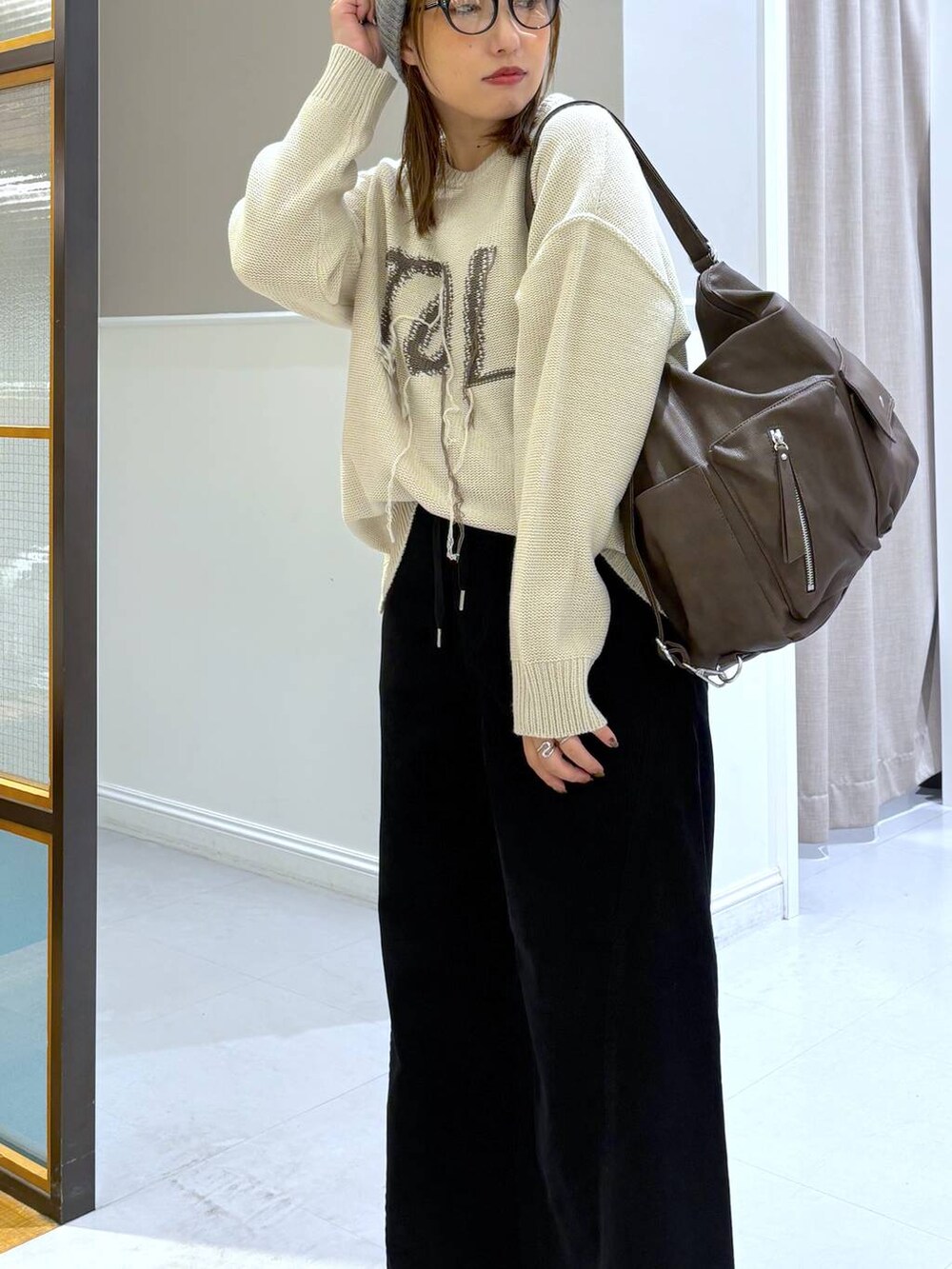 ブラック系のその他パンツ、ブラック系のその他シューズ、ブラウン系のショルダーバッグを着用したレディースの秋コーディネートの6枚目の写真