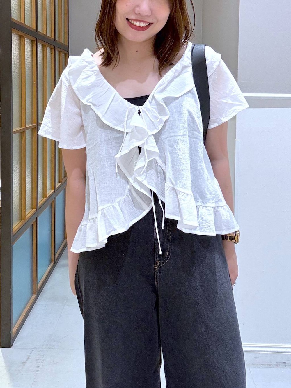 「着痩せ・細見え、フェミニン、体型カバー、骨格ストレート、ラフ、きれいめ、カジュアル、LEPSIM、シンプルコーデ、きれいめカジュアル、30代_LEPSIM、デニムパンツ、ブラウス、夏コーデ、シンプル」｜「LEPSIMのワイドストレートデニムパンツ　497418（デニムパンツ、ブラック系）」を使った、megu_lpさん（レディース・160cm）の夏コーディネートの3枚目の写真